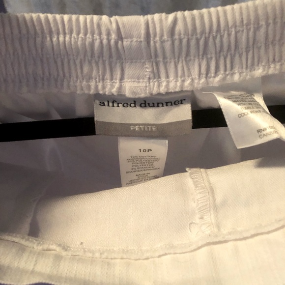 Alfred Dunner White Capris, Petite Size 10P, Elastic back Waistband - Picture 3 of 5